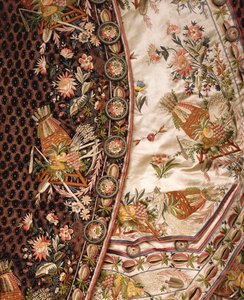 Detalhe de um magnífico terno de veludo de corte marrom, compreendendo casaco, calça e cintura de cetim marfim bordado em suite, c.1760 de French School