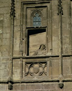 Janela de manequim na fachada de entrada com uma figura de uma mulher olhando para fora, possivelmente a esposa de Jacques Coeur, 1443-51 de French School