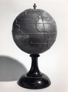 Globo educativo para cegos (bronze) (foto a p/b) de French School