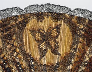 Borboleta bordada, detalhe de meia-lua, folha de seda clara em renda chantilly e costelas madrepérola de French School