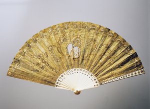 Ventilador à noite com motivos florais estilizados em seda com lantejoulas, costelas de osso incrustadas de French School