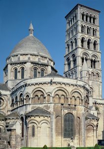 Vista exterior da cabeceira com as capelas absidianas e o campanário, construído c.1125-1135 de French School