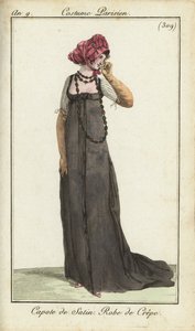 Mulher na moda com touca de cetim e vestido crepado de French School