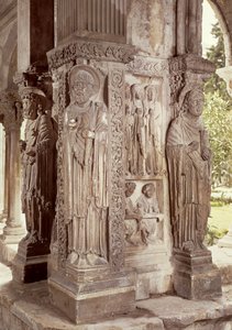 Figuras da SS. Peter, Trophime e John em um pilar no claustro de French School