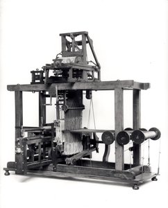 Primeiro tear totalmente automatizado inventado por Jacques de Vaucanson (1709-82) c.1745 de French School