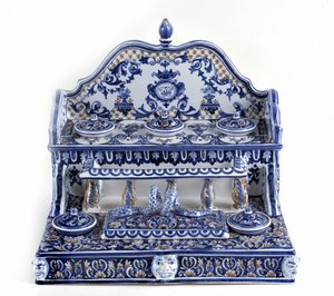 Caligrafia francesa: Escrita em porcelana de Gien, com um comprimento total de 40 centímetros, esta peça é muito representativa do século XVIII. Existem 5 tinteiros em duas fases, bem como um tabuleiro rectangular de ameixa. Paris, o museu da caneta. de French School