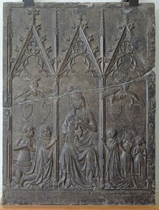 Estela funerária da família Sacquespee, do cemitério St. Nicaise em Arras, 1376 (pedra tournai) de French School
