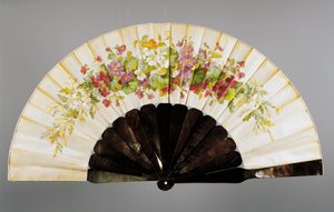 Fã de mão com motivos florais, seda pintada e madrepérola, criada por Felix Alexandre, Paris de French School
