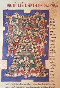 A" inicial historiada com padrão de entrelaçamento abrindo o Livro de Daniel de French School