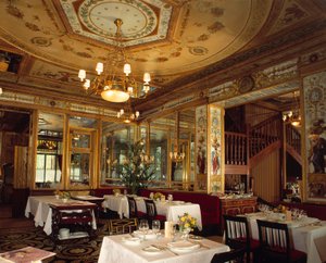 Vista interior do restaurante "Le Grand vefour" nos jardins do Palais Royal, realizado no século XVIII. Paris. de French School