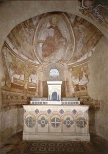 Vista interior do coro com Cristo em Majestade, a Crucificação de Pedro e outras cenas (fresco) de French School