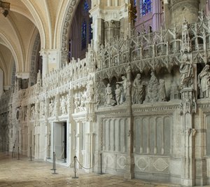 Vista interna da catedral de Chartres com um detalhe do coro de French School