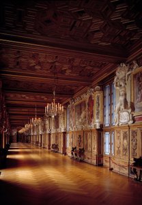 Vista interna da galeria François I em Fontainebleau. Trabalho em madeira e murais da Escola Fontainebleau de French School