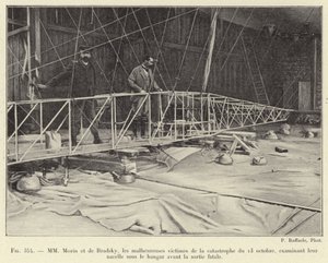 Sr. Morin e Sr. de Bradsky, as infelizes vítimas do desastre de 13 de outubro, examinando sua cesta sob o hangar antes da saída fatal (gravura) de French School