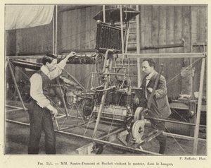 Sr. Santos-Dumont e Sr. Buchet visitando o motor, no hangar (gravura) de French School