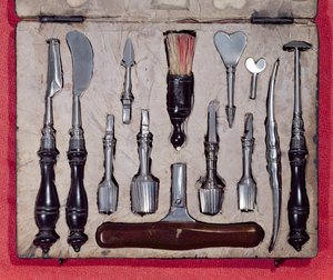 Maleta médica contendo instrumentos para trepanação (madeira e metal)