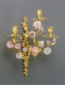 Um de um par de luzes de parede de Louis XV Three-Branch, c1750 (ormolu e porcelana de Vincennes)