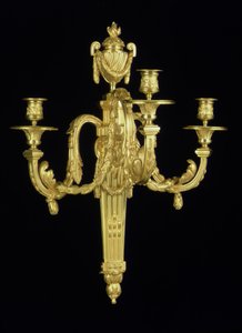 Um de um par de luzes de parede de três ramos de Louis XVI, c.1775 (ormolu)