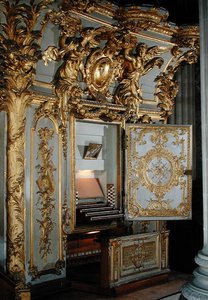 Órgão com a porta aberta, na capela (metal dourado e estuque) de French School