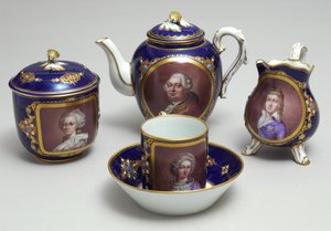 Parte de um serviço de chá com retratos de Luís XVI (1754-93) e Maria Antonieta (1755-93), Sevres, França, c.1789 (porcelana)