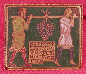 Placa de uma cruz representando dois homens carregando as uvas da terra prometida, Mosane School (champleve enamelwork) de French School