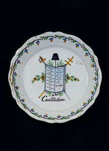Prato adornado com o Livro da Constituição, associado às Três Ordens, 1791 (cerâmica) de French School