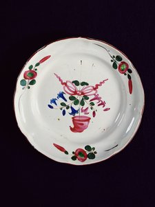 Placa com decoração de um buquê coberto com um gorro frígio (cerâmica) de French School