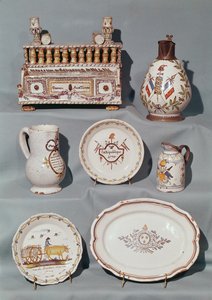 Pratos, prato, jarro, pote de tabaco; escrita caso e caneca inscrita com motivos e slogans da Revolução Francesa, final do século XVIII (faiança) de French School