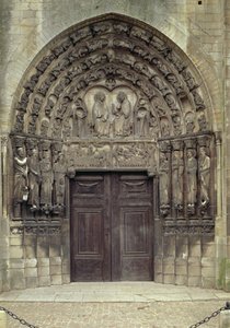 Portal e esculturas circundantes com figuras e cenas bíblicas incluindo o Entombamento (foto) de French School