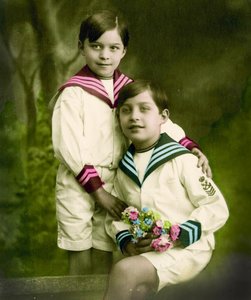 Retrato de dois meninos c.1898 (foto colorida à mão) de French School