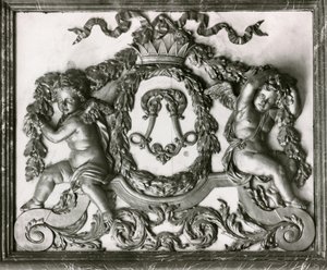 Putti flanqueando o inicial L na porta do Salon des Gardes de la Reine (trabalho de estuque) de French School