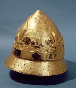 Reconstrução do capacete dourado de Carlos VI (1368-1422) encontrado nas escavações do Louvre de 1986 (metal)