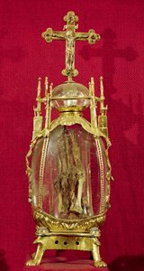 Relicário contendo a mão de Santa Átalia (c.697-741) do século XII ao XV (cobre, prata dourada e cristal de rocha) de French School