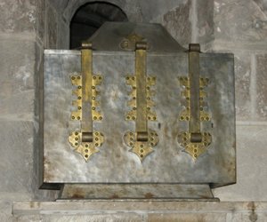 Relicário contendo as relíquias de St. Benoit, colocado na cripta em 1108 (metal) de French School