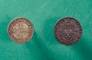 Moedas ao contrário: na parte inferior, moeda de prata meio franco com a efígie de Henrique III (1551-1589) rei de França de French School
