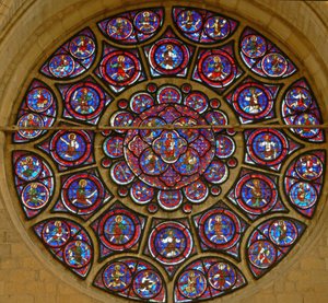 Janela rosa representando a Virgem Maria rodeada pelos doze apóstolos e os vinte e quatro anciãos do Apocalipse (vitral) de French School