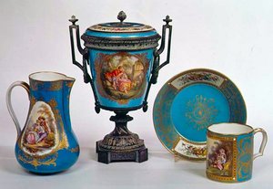 Sevres azul celeste jarro, caneca, urna e placa, todos no início do século XVIII (porcelana)