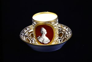 Sèvres xícara e pires com uma efígie de Maria Antonieta, c.1773-4 (porcelana)