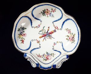 Sevres prato decorado com arco e flechas, 1762 (faiança) de French School