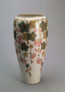 Jarra Sevres, com decoração em sobreclaze (porcelana) de French School