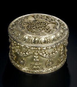 Caixa circular prateada com tampa do serviço de banheiro Lennoxlove, de propriedade de Frances Teresa Stewart, Duquesa de Richmond e Lennox: French, Paris, analisada entre abril e setembro de 1672 de French School