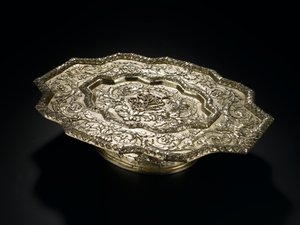 Bandeja de prata dourada de contorno modelado, do serviço de banheiro Lennoxlove, de propriedade de Frances Teresa Stewart, Duquesa de Richmond e Lennox: French, Paris, 1666-1667 de French School