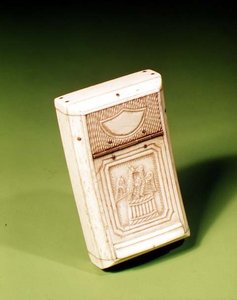 Caixa de rapé, feita por um prisioneiro de guerra, c.1790 (osso) de French School