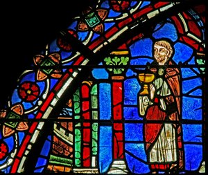 Janela St Cheron: padre com cálice (w15) de French School
