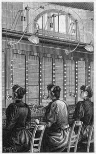 Telefone (central telefónica - telefone normal) da rue Gutenberg em Paris, em 1895. Secção de mesas múltiplas de 240 assinantes atendidos por 3 telefonistas. de French School