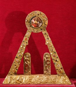O A de Carlos Magno (742-814) (ouro, esmalte, pérolas e pedras preciosas)