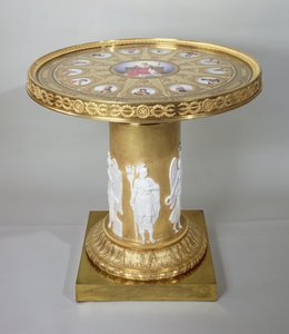 A mesa de Austerlitz, incrustada com placas de Sevres, comemorando a vitória de Napoleão em Austerlitz, 1808-10 (ouro e porcelana) (ver também 150427)