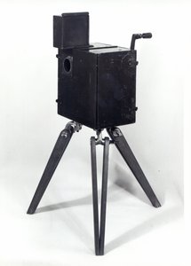 O primeiro cinematógrafo Lumiere (madeira e metal)