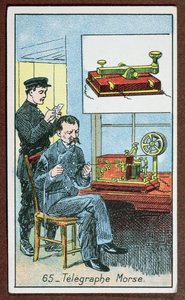 A invenção da telegrafia com código Morse, número 65 em uma série de cartas representando grandes invenções, c.1910 de French School