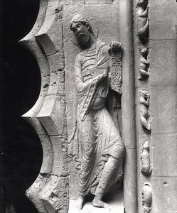O profeta Isaías desenrolando um filactério, do portal sul, antes de 1125 de French School